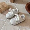 Tênis de Tela Única para Meninas Estilo Novo Verão 2026, Sapatos para Bebês que Estão Aprendendo a Andar, Sapatos Respiráveis e Fofos com Decoração de Cereja para Crianças Pequenas