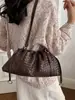 Elegante y con estilo, bolsa tejida de cordón de cuero genuino con forma de nube, bolso de mano plisado, nuevo modelo de verano, bolso de hombro simple para el día a día.