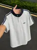 2026 Camisa Polo Retro Tendência Americana Manga Curta Masculina Feminina Estilo College Três Listras Bloco de Cores Camiseta Henley Casal