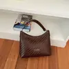 Nova bolsa tote de palha tecida de grande capacidade para o outono de 2026, bolsa versátil de ombro e transversal de alta qualidade, bolsa feminina no atacado