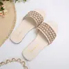 Sandalias Planas Elegantes Versátiles de Nuevo Estilo para Mujer Verano 2026 con Punta Cuadrada, Lentejuelas y Perlas
