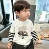 Camiseta de manga comprida 100% algodão para meninos, nova camiseta básica com estampa de desenho animado para primavera e outono de 2026, top listrado estiloso para crianças mais velhas