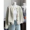 26 Nova coleção Outono/Inverno: cardigã de tricô listrado chique e versátil, de caimento solto, com um visual sofisticado, perfeito para usar em camadas sobre suéteres