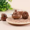 Urso fofo de nariz preto feito de madeira de pêssego, acessório de escultura em madeira DIY, chaveiro artesanal, pingente de bolsa e acessório decorativo