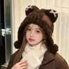 Bonito gorro de punto para otoño e invierno con un pequeño adorno de oso y pompón, hecho de felpa tipo oso de peluche, versátil, cálido y cubreorejas, haciendo que tu cara se vea más pequeña