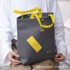 Bolsa tote de TNT cor de café, formato de meia-lua, com impressão personalizada de publicidade para lojas de roupas, uma sacola de presente comercial e ecológica