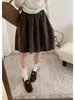 Saia midi estilo vintage, tecido escovado, estampa floral, corte A, evasê, cintura alta, casual, versátil e que afina a silhueta para mulheres, perfeita para o outono.
