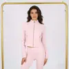 Conjunto Lulu Df de Chaqueta Corta con Cuello Alto y Pantalones Cropped con Etiqueta, En Stock Envío Directo, Corte Ajustado Cuello Alto, Cremallera Dorada Elástica