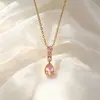 Colar de aço inoxidável banhado a ouro 18K, estilo luxo leve e elegante, europeu e americano, com pingente de zircônia em formato de gota d'água e pingente em formato de coração quadrado