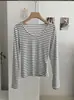 Camiseta de Manga Larga a Rayas con Cuello en V y Botones Kekezoon Diseño Otoño Corte Ajustado Camiseta Básica Superior 8369