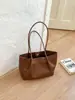 Bolsa de ombro feminina com padrão trançado de nicho transfronteiriço, nova bolsa tote vintage de grande capacidade para o dia a dia, bolsa de ombro de alto valor