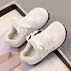 Zapatos de Entrenamiento Ligeros con Velcro Lindos para Niños 2026 Modelo Nuevo Dulce Niña Zapatos Blancos Ligeros Tenis de Moda Estilo Coreano Modernos