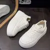 Tenis blancos de piel de vaca de primera capa con cordones y suelas de 6 cm de grosor, zapatos para aumentar la altura para mujeres petite, zapatillas deportivas casuales versátiles
