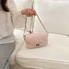 Bolsa quadrada pequena acolchoada com corrente feminina 2026 novo estilo nicho diária simples de ombro único transversal bolsa de mão fashion versátil