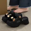Sandalias planas de cadena con mariposa de pedrería, estilo hada, para mujer, verano, tacón alto, versátiles, antideslizantes, impermeables, adecuadas para vacaciones, hacen que la piel luzca más clara, zapatillas