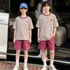 Conjunto Nuevo Estilo Verano 2026 para Niñas con Cuello Bloque de Color, Mangas Cortas Rayadas Raglán, Conjunto de Pantalones de Cinco Puntos Anchos de Color Sólido