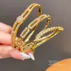 Pulsera Redonda con Hebilla de Pedrería Pulsera de Muñeca de Lujo Ligero y Alta Gama 2026 Nicho Versátil para el Viaje Diario Joyería de Mano al por Mayor