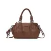 Nova bolsa tote feminina de grande capacidade com um design exclusivo texturizado em pedra e plissado, apresentando múltiplos bolsos, adequada para o trajeto diário e pode ser carregada como bolsa de ombro ou bolsa transversal.