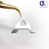 Letrero Metálico Personalizado Etiqueta Metálica con Pie Placa de Nombre Grabada Letrero de Aluminio Cepillado de Alto Brillo Impresión de Marca Registrada Logo