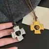 Colar Pingente Cruz de Pedra Olho de Tigre em Formato de Coração para Mulheres, Corrente Longa de Suéter de Nicho de Alto Padrão, Acessório de Gola Alta para Outono e Inverno