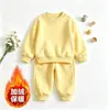 Conjunto básico de dos piezas para niños, sudadera de color liso estilo coreano con forro polar y pantalones largos hasta el tobillo con cintura elástica, disponible en varios colores, un cálido conjunto para otoño/invierno