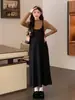 Nuevo conjunto de maternidad de otoño e invierno: un top interior de cuello semi-alto combinado con un vestido de tirantes de punto, diseño de cintura alta para disimular el abdomen y crear un efecto adelgazante, un conjunto de dos piezas adecuado para usar como ropa exterior