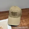 Boné de Baseball Bordado com Letra Nova Moda Estilo Coreano Chapéu de Sol Versátil Boné Casual para Viagem ao Ar Livre para Homens e Mulheres