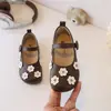 Sapatos de Couro para Meninas 2026 Primavera e Outono Novo Estilo Coreano Sapatos de Princesa com Flores Pequenas para Crianças Sapatos Individuais Rasos com Solado Macio para Estudantes