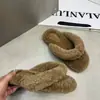 Zapatillas peludas versátiles estilo coreano para otoño e invierno 2026, de suela plana, diseño nuevo, adecuadas para usar al aire libre, estilo casual, sandalias de dedo