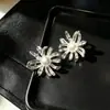 Brincos de pérola com flor de margarida vazada, atmosfera fresca e suave para mulheres, brincos de pétalas de fogos de artifício deslumbrantes e versáteis