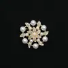 Moda Europeia e Americana Exquisite Broche Duplo Flor Folha Liga de Zinco Pérola Corsage Pin para Terno Vestido Alto Senso