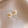 Brincos Flor de Madrepérola Estilo Vintage Banhados a Ouro Real 18K, Brincos de Luxo Leve de Alta Qualidade, Brincos Simples e Modernos com um Toque de Elegância