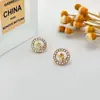 Pendientes Únicos con Letras Europeas y Americanas, Diseño de Nicho, Lujo Ligero, Sensación de Alta Gama, Pendientes Microincrustados para Mujer, Nuevo Estilo