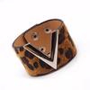 Joias da moda populares europeias e americanas estilo coreano couro PU texturizado estampa de leopardo em forma de V crina de cavalo pulseira larga de personalidade feminina pulseira