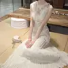 Em Estoque: da Coleção [Luz Flutuante] da Yishidao, Vestido Elegante Leve de Alta Durabilidade com Flores Tridimensionais, Sem Mangas, Plissado, Emagrecedor