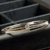 Pulseira de Ouro K Banhada com Diamantes Incrustados de Alta Costura de Luxo Leve, Estilo Aberto Individual Moderno, Pulseira Clássica de Alto Luxo, Zircônia, Retenção de Cor Forte