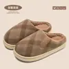 Pantuflas de algodón a cuadros, nuevo estilo invierno 2026, antideslizantes, de suela gruesa, forradas de felpa, cálidas, unisex, de suela suave, pantuflas de peluche para uso en casa