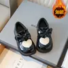 Sapatos pequenos de couro com laço em forma de coração para meninas, novo estilo outono/inverno, sola macia, antiderrapantes, sapatos de princesa para meninas de 3-6 anos, sapatilhas doces e fofas