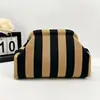 Bolsa de punto para dropshipping transfronterizo, Bolso de mano a rayas para mujer, Versátil y elegante, Bolsa portátil para maquillaje con estampado de nubes
