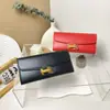 Billetera larga para mujer con elegante hebilla metálica ondulada, que cuenta con múltiples ranuras para tarjetas, gran capacidad y un diseño de cartera tipo clutch de piel de vaca
