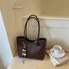 Bolsa de mão simples com textura trançada, estilo moda transfronteiriça, bolsa feminina 2026 nova moda tote de mão e ombro