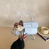 Bolsa Pequena de Mão Super Popular para Escritório para Mulheres, Nova Tendência da Moda Primavera 2026 Exquisite Bolsa Quadrada Pequena de Ombro Transversal