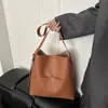Bolsa Balde de Grande Capacidade Bolsa Feminina Moda Retrô Versátil Bolsa de Ombro Transversal Outono Nicho Bolsa Tote de Alta Qualidade