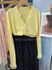 Cardigã de Tricô Solto com Gola V e Mangas Longas, com Detalhes Vazados e Babados, Cor Amarelo Primavera, Combinando com o Tom de Pele, Estilo Coreano Dongdaemun, para Mulheres