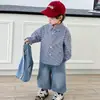 Conjunto Jeans para Meninos Primavera 2026 Novo Estilo Moda de Rua Estilo Coreano Roupas Legais para Meninos Pequenos Conjunto de Três Peças Tendência