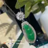 Colar Feminino Versa Novo Chinês Elegante Cabacinha Ruyi Banhado a Ouro com Zircônia Super Brilhante Pingente Feijão Verde Calcedônia Verde
