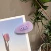 Primavera y verano 2023 nuevo clip de pico de pato ovalado acrílico morado clip mágico de color blanco para el cabello letra amor clip lateral accesorios para el cabello