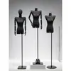 Tienda de ropa hombrera negra ángulo recto hombro plano modelo accesorio maniquí femenino de medio cuerpo soporte para escaparate de tienda de ropa femenina cuerpo entero