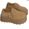 Mocassins versáteis de outono 2026 que aumentam a altura, sapatos casuais de novo estilo, sapatos casuais totalmente fechados, sapatos casuais femininos de sola grossa