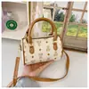Bolso Boston texturizado transfronterizo, nuevo y moderno diseño de nicho de invierno, bolso de hombro y cruzado para commuter con pañuelo de seda